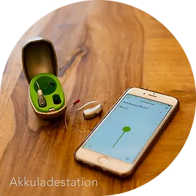 Hinter-Dem-Ohr-Hörgerät mit Akkuladestation und Smartphone- Verbindung von Hörstudio Herfert e.K